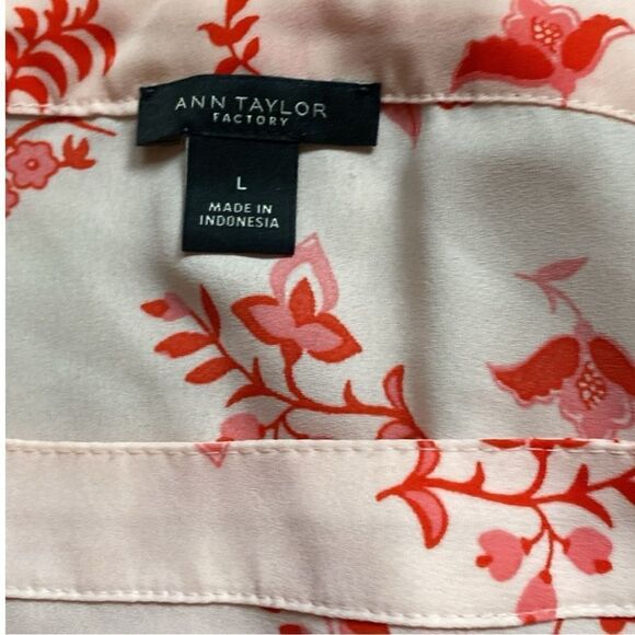 Ann Taylor factory floral blouse. Size Large. - Picture 2 of 11